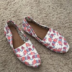 TOMS Women's Red and Blue Patterned Flats